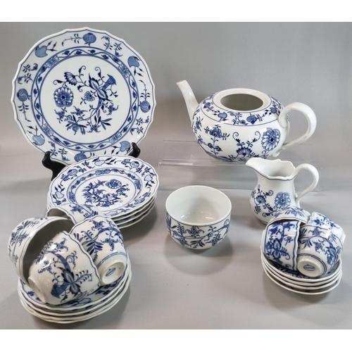 120 - Collection of 20th century Meissen 'Blue Onion' and similar dinner and tea ware items to include: pl... 