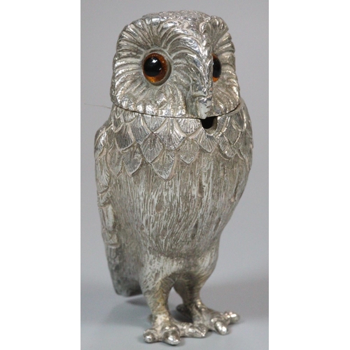 Queen Elizabeth II silver novelty mustard pot in the form of an owl, by William Comyns, London, 1975, naturalistically modelled with glass eyes. 6cm high approx. 3.5 troy ozs approx.
(B.P. 21% + VAT)