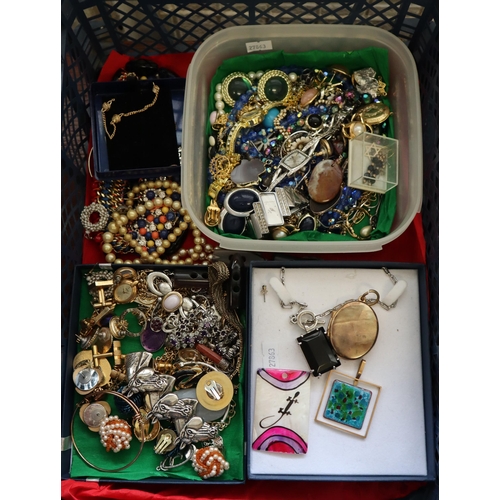 168 - Collection of vintage and other jewellery to include: watches, brooches, lockets, pendants, necklace... 