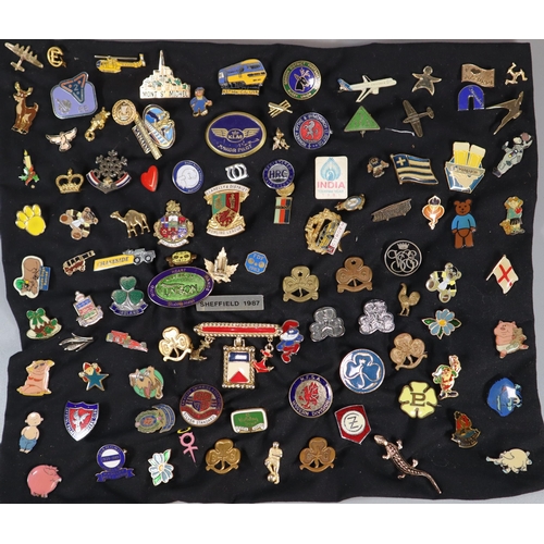 169 - Collection of vintage and other badges to include: KLM-Junior Pilot, Girl Guides, Holiday Inn, Regis... 