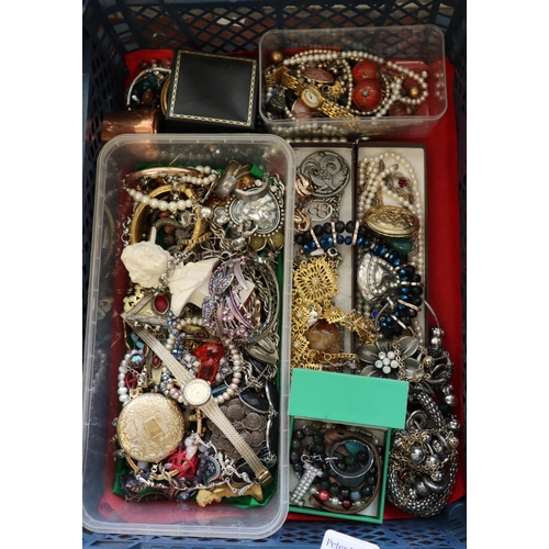 170 - Collection of vintage and other jewellery to include: watches, lockets, pendants, pearls, necklaces ... 