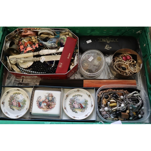 172 - Collection of vintage and other jewellery to include: bracelets, pearls, earrings, brooches, fans, j... 