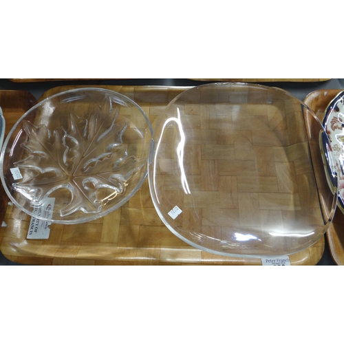 332 - Tray containing two modern Lalique glass dishes; one plain and one with moulded maple leaf design.
(... 