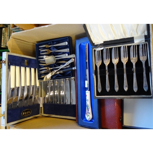 389 - Box of cased and boxed cutlery to include: Aynsley 'Pembroke' design knife, various forks, mother of... 