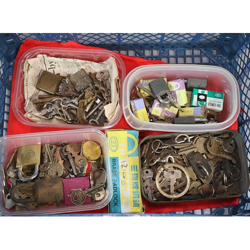 171 - Large collection of vintage keys together with vintage padlocks, brass and iron etc.  (B.P. 21% + VA... 