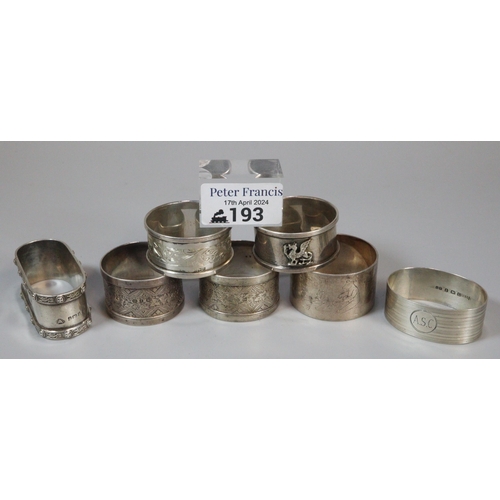 193 - A bag of various silver napkin rings, together with 1 silver plated, decorated with bears. The silve... 