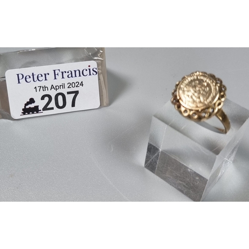 207 - 9ct gold ring inset with a small Mexican Pesos coin marked 'Estados Unidos Mexicanos'.  4g approx.  ... 