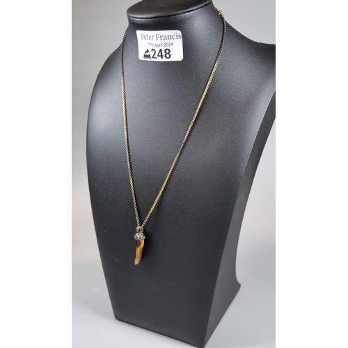 248 - 9ct gold chain with tiger's eye claw design pendant.  6g approx.  (B.P. 21% + VAT)