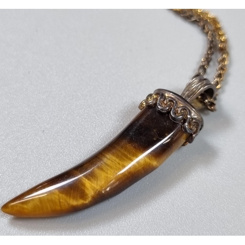 248 - 9ct gold chain with tiger's eye claw design pendant.  6g approx.  (B.P. 21% + VAT)