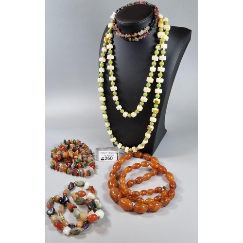 260 - Bag of necklaces to particularly include: an amber coloured necklace.  (B.P. 21% + VAT)