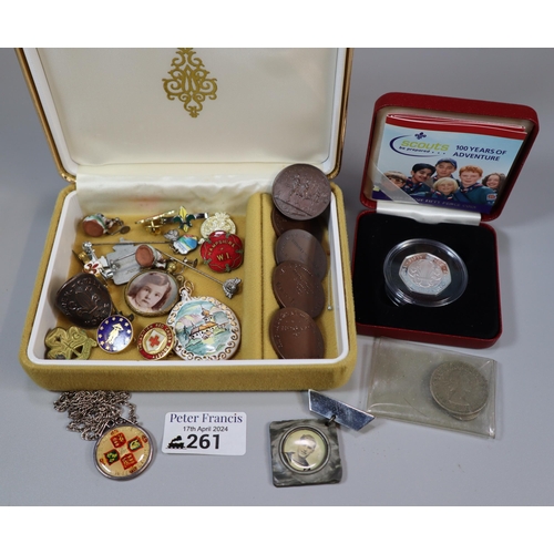 261 - Collection of assorted boy scouts related items, different athletics medallions, pin badges, Baden P... 