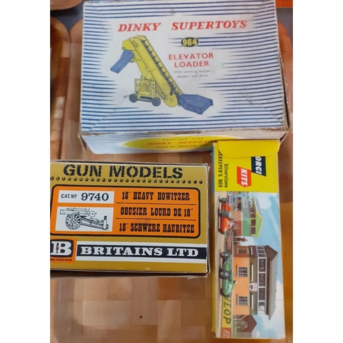 315 - Two trays of diecast model vehicles, some in original boxes to include: Dinky Supertoys 964 Elevator... 