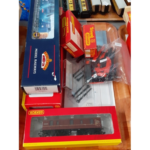 319 - Large collection of Hornby and Tri-ang Hornby OO gauge rolling stock, to include: coaches, Pullman, ... 