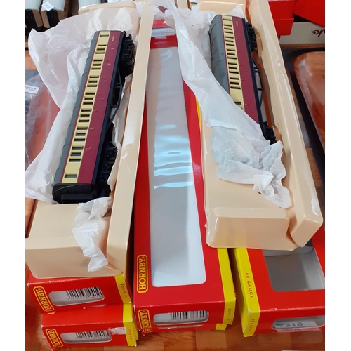 319 - Large collection of Hornby and Tri-ang Hornby OO gauge rolling stock, to include: coaches, Pullman, ... 