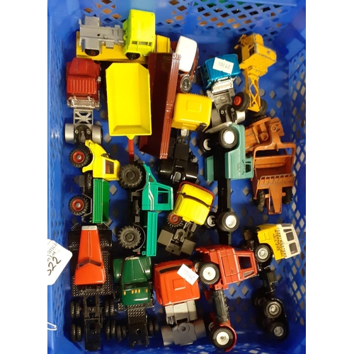 322 - Tray of diecast model and other vehicles in original boxes to include: Corgi, Land Rover, Corgi Ford... 