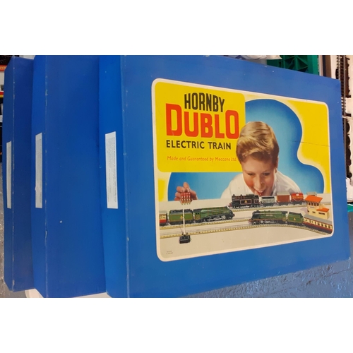 386 - Hornby Dublo OO gauge The Perfect Table Railway electric train set in original box together with two... 