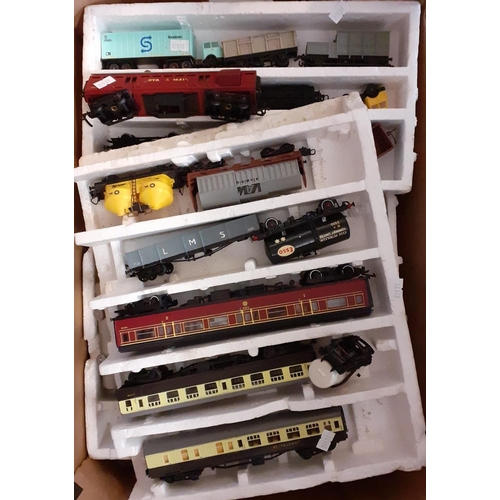 391 - Two trays of trains and rolling stock, some in original boxes to include: Bachmann Branch-Line, Horn... 