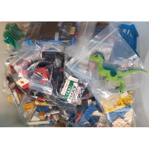 405 - Collection of original vintage Lego to include: figures, wheels, dinosaur, police, taxi, station sig... 