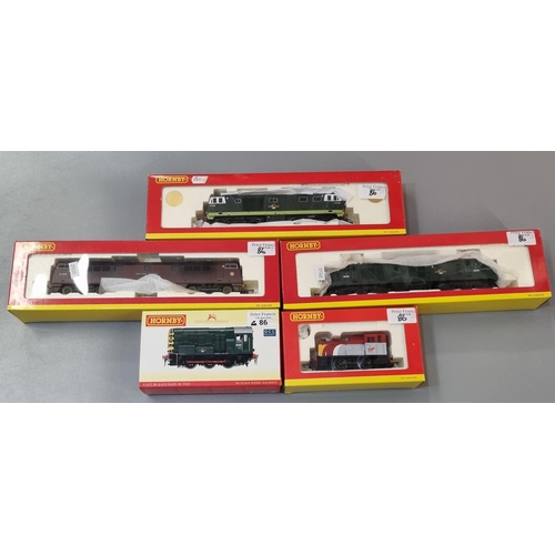 86 - Collection of Hornby OO gauge items to include: R2410 Diesel Hydraulic Locomotive, D6700 Diesel Elec... 