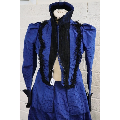 162 - Victorian blue brocade lady's outfit comprising skirt and jacket. (2)
(B.P. 21% + VAT)