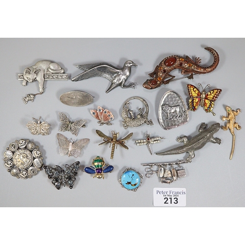 213 - Collection of silver and other brooches: filigree designs of butterflies, dragonfly, other animals i... 