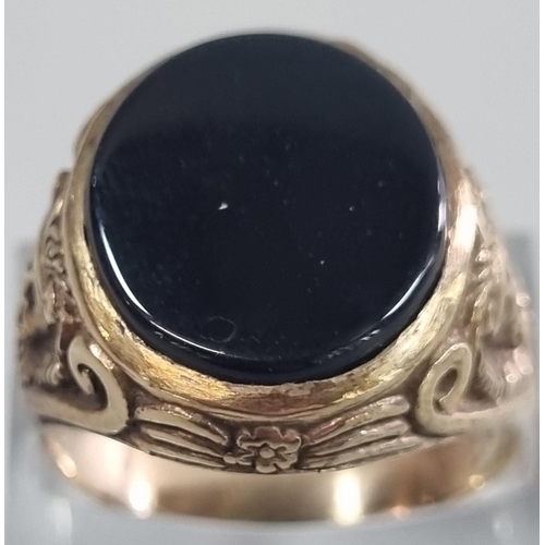 217 - Yellow metal and black hardstone signet ring with lion mask mounts to each shoulder.  7.5g approx.  ... 