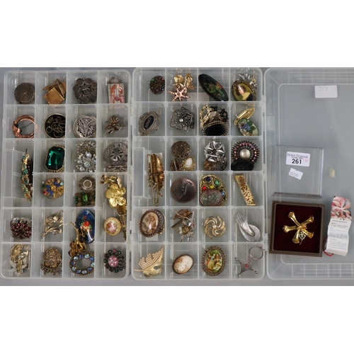 261 - Large collection of costume and other brooches, white metal etc., various designs including: filigre... 