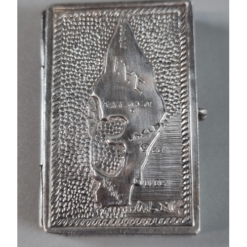 285 - Israeli 925 silver snuff box with map to the hinged cover and marked 'I M Fan' to the back.  0.5 tro... 