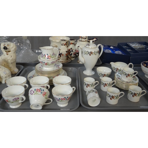 317 - Two trays of china to include: Wedgwood 'Summer Garland' coffee set including; coffee cups and sauce... 