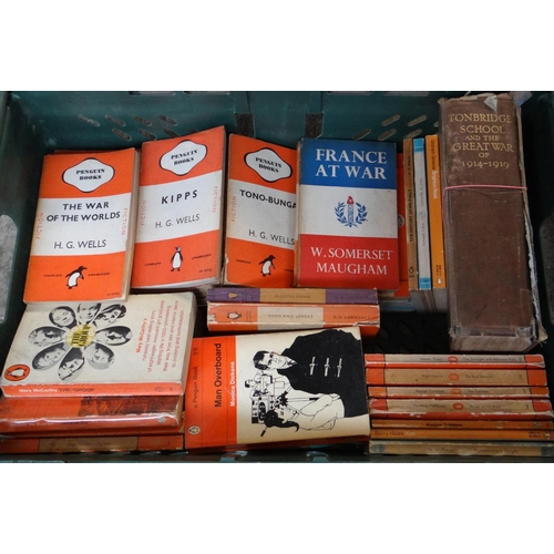 369 - Collection of vintage Penguin and other books to include: various H.G Wells; 'The War of the Worlds'... 