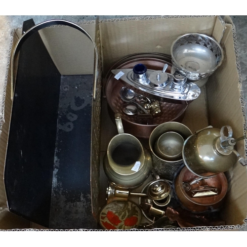 373 - Box of metalware to include: brass magazine rack, ewer, bells, tankard, oil bottle, miniature items,... 