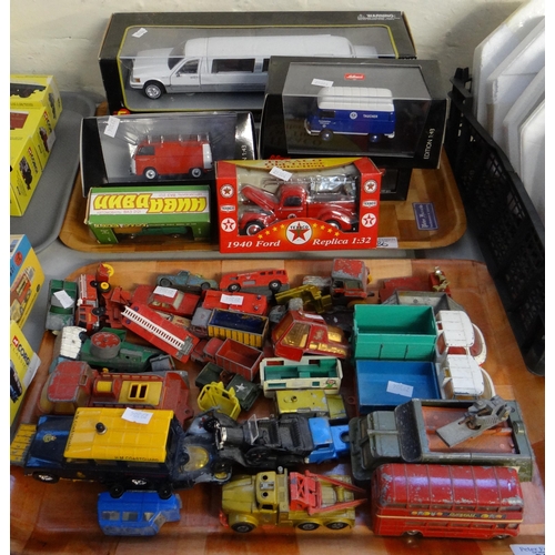 386 - Tray of playworn diecast and other model vehicles to include: Dinky Toys, corgi etc. together with a... 