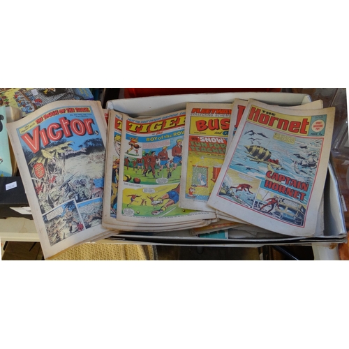 399 - Collection of vintage 70's & 80's comic books to include: 'Eagle', 'Tiger', 'Buster', '2000 AD Torna... 