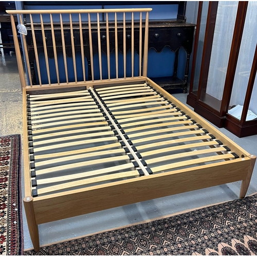 513 - Modern Ercol pale oak Teramo four foot six inch double bed with slats, together with a pair of Ercol... 