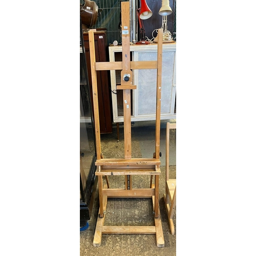 533 - Modern beech Windsor and Newton artists easel.  (B.P. 21% + VAT)