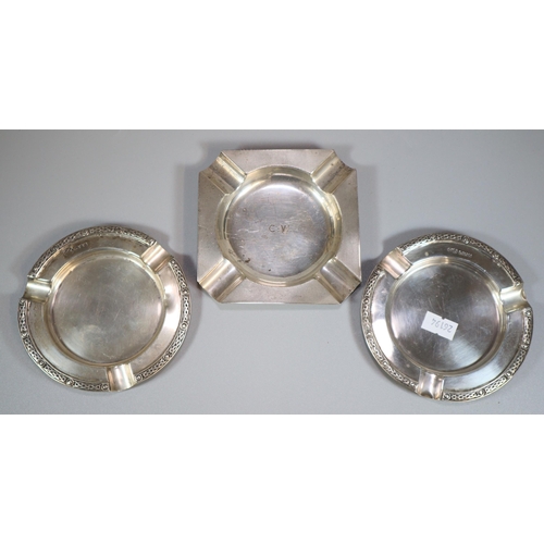 188 - Pair of silver ashtrays with Celtic repeating designs to each border.  London hallmarks, together wi... 