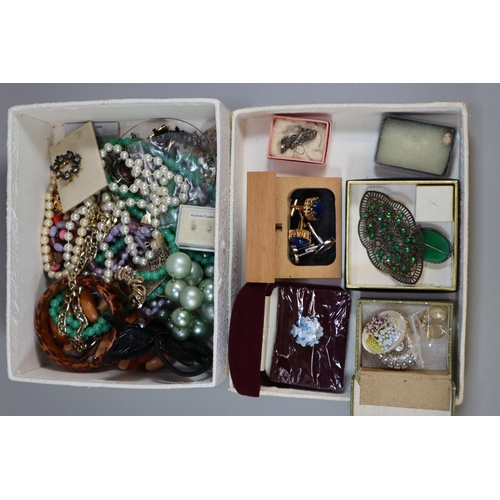 278 - Jewellery box of costume jewellery to include: brooches, chains, necklaces, bangles etc.  (B.P. 21% ... 