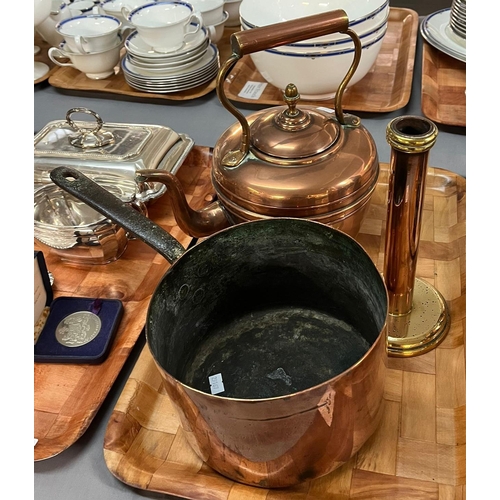 324 - Tray of assorted metalware to include: copper saucepan with iron handle, copper kettle with acorn fi... 