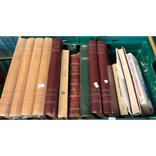 429 - Large collection of assorted volumes including: 'African Military History', 'La France et Son Empire... 