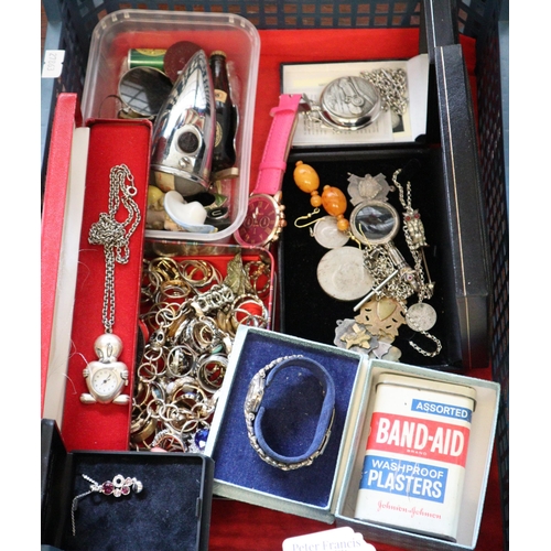 170 - Collection of items to include: large collection of silver rings and white metal rings, silver chain... 