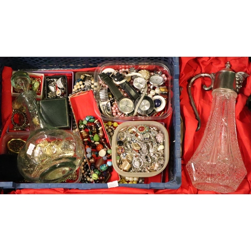 181 - Collection of vintage and other jewellery to include: necklaces, watches rings, compacts etc. togeth... 