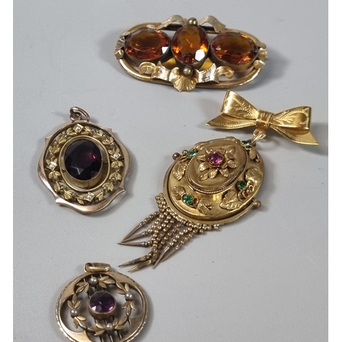 260 - Collection of yellow metal Victorian and Edwardian design pendants and brooches (4) (B.P. 21% + VAT)