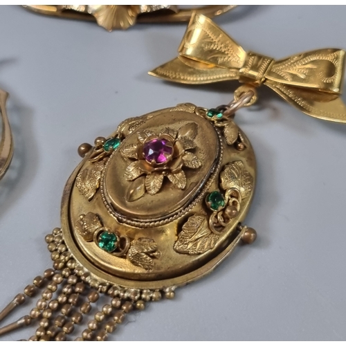 260 - Collection of yellow metal Victorian and Edwardian design pendants and brooches (4) (B.P. 21% + VAT)