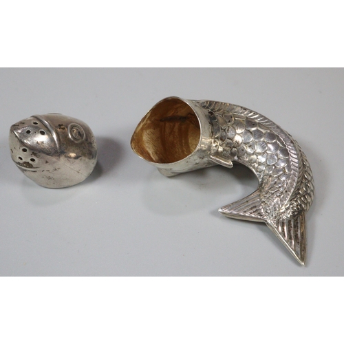 301 - Novelty silver pepperette in the form of a Carp marked 925.   (B.P. 21% + VAT)