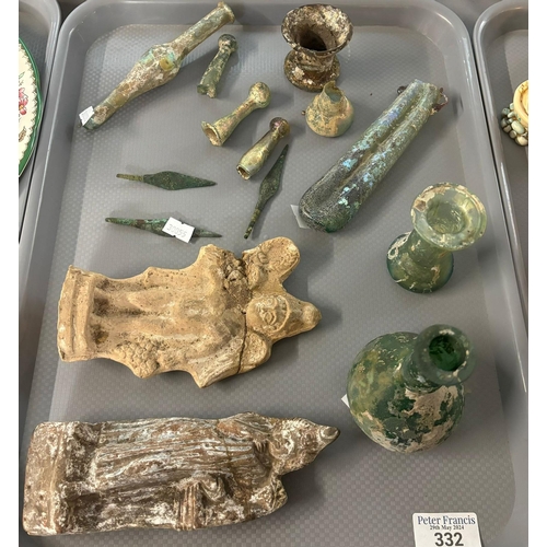 332 - Tray of Roman antiquities to include: glass bottle, glass vase, arrowheads, pottery figurines etc.  ... 