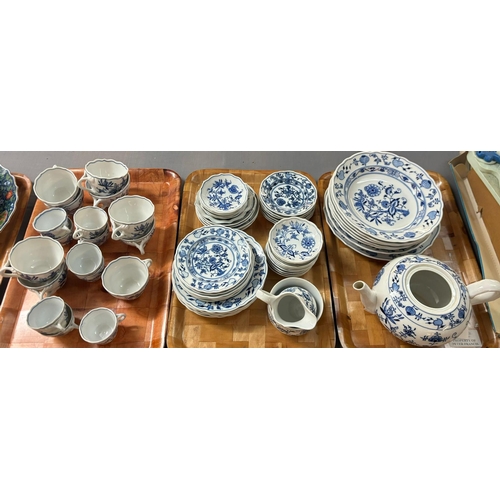 357 - Collection of 20th century Meissen 'Blue Onion' and similar dinner and tea ware items to include: pl... 