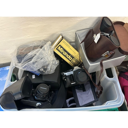 410 - Collection of photographic equipment to include: Canon AE1 Programme 35mm SLR camera, Chinon CH4 35m... 