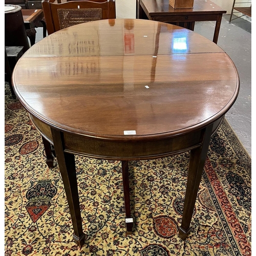 507 - Georgian style mahogany extending D ended dining table with two additional leaves on square tapering... 