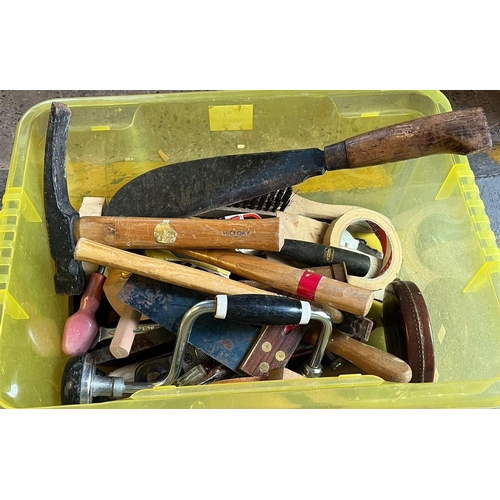 532 - Box of assorted useful hand tools including: wire brush, brick layer's hammer,  brace and bit etc.  ... 