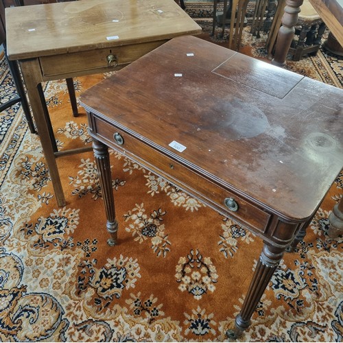 500 - Good quality 19th century mahogany writing desk with flip-up ink well and single frieze drawer on fl...